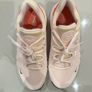 Nike Free Metcon 4 Women’s Size 8.5 NEW AND NEVER WORN!!!!